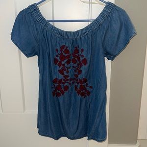 Off the shoulder shirt with floral embroidery.